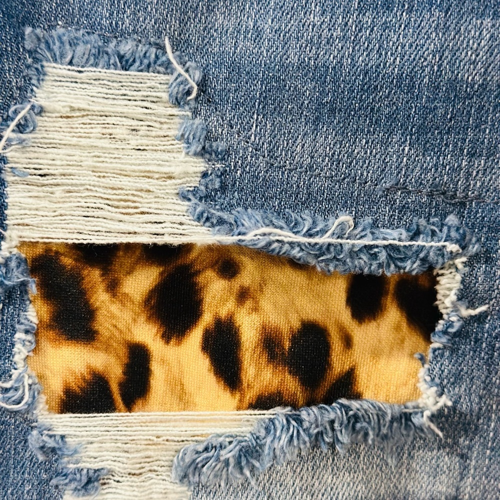 NWT Judy Blue Blue Denim Shorts with Leopard Details - Picture 6 of 7